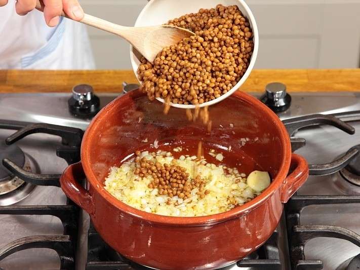 Preparazione zuppa di lenticchie