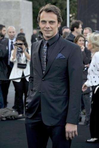 Preziosi elegante a un evento Armani