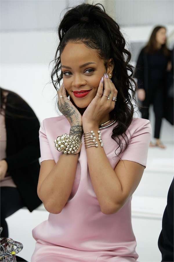 Rihanna con le perle Christian Dior