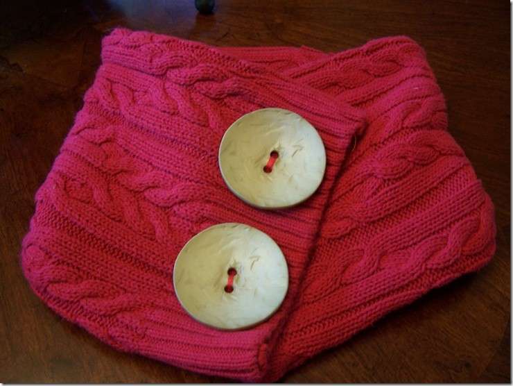 Scaldacollo rosa con maglione di lana