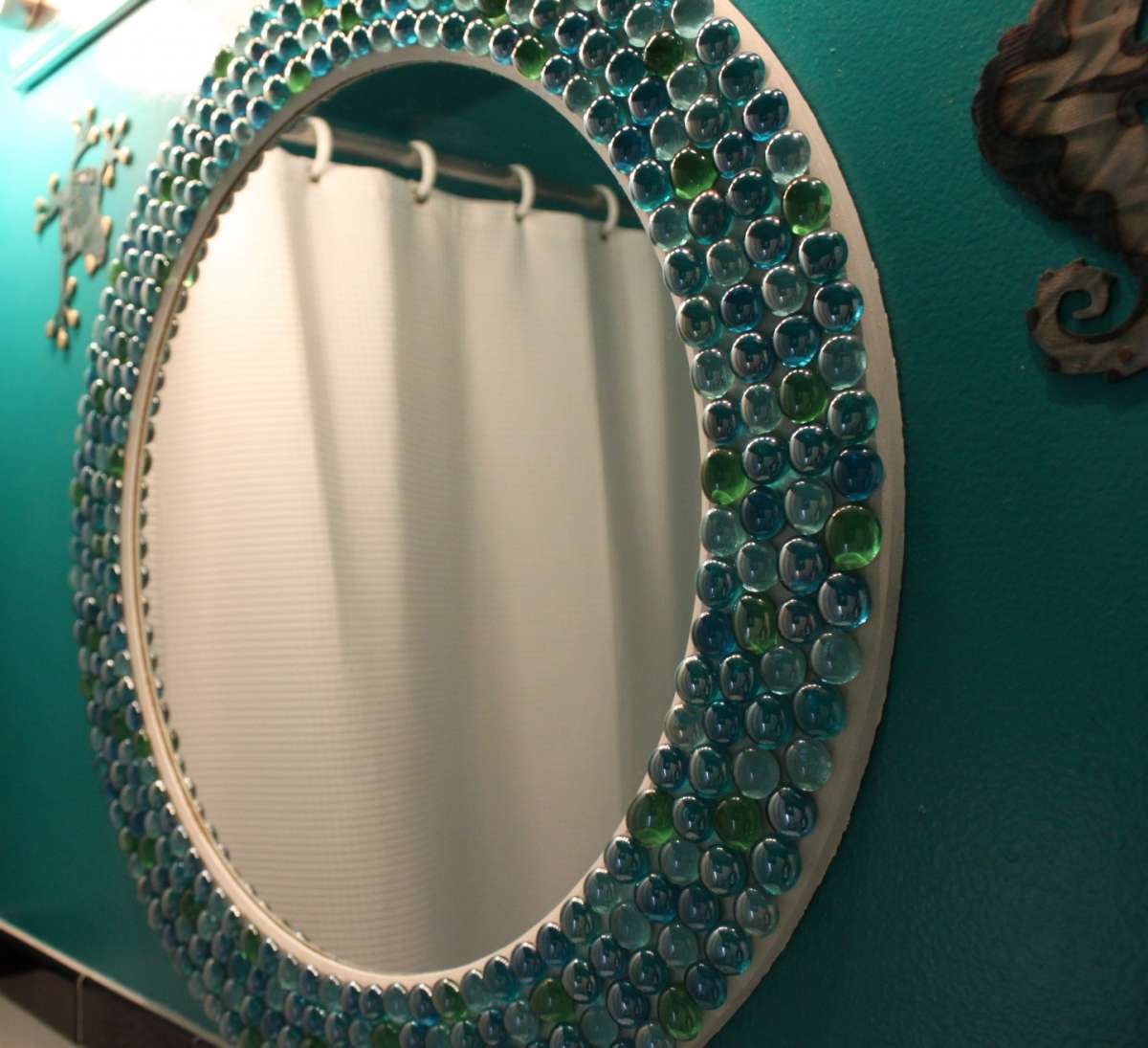 Specchio con le biglie di vetro