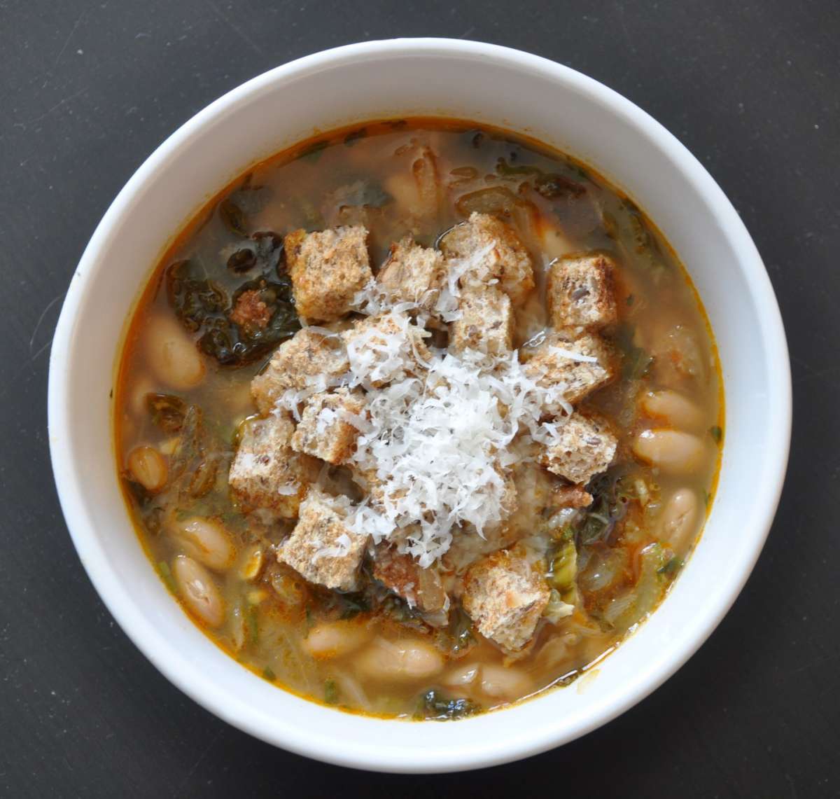 Zuppa con fagioli e pane