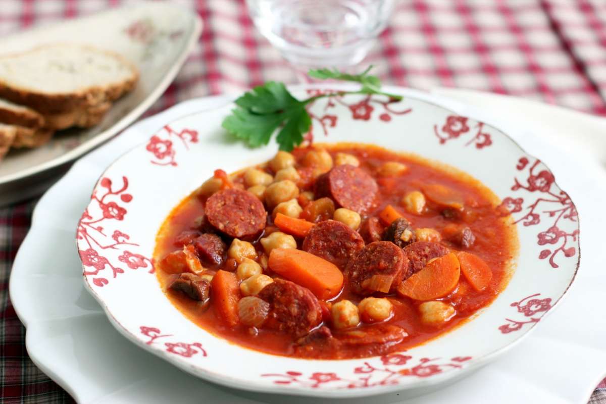 Zuppa di ceci, carote e salsiccia piccante