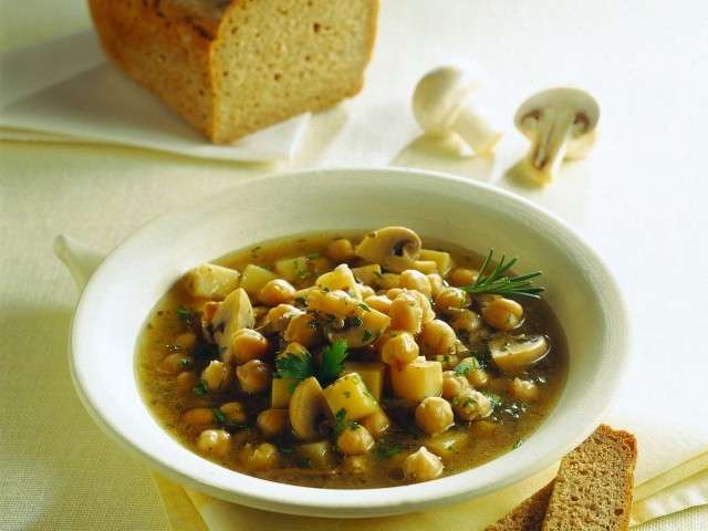 Zuppa di ceci, patate e funghi