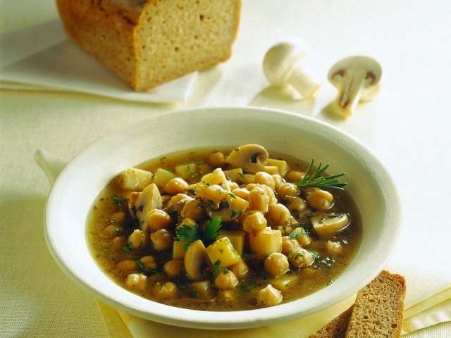 Zuppa di ceci, patate e funghi