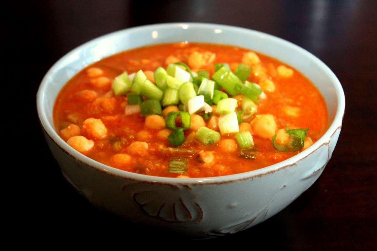 Zuppa di ceci, sedano e pomodori