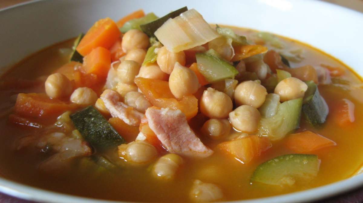 Zuppa di ceci, verdure e pancetta
