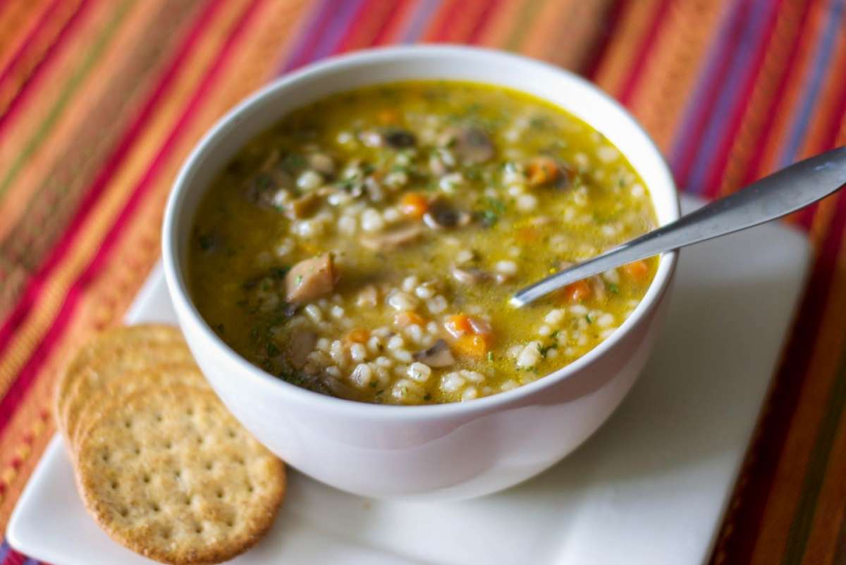 Zuppa di cereali, legumi e funghi