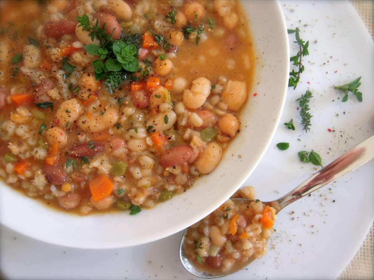 Zuppa di cereali e legumi