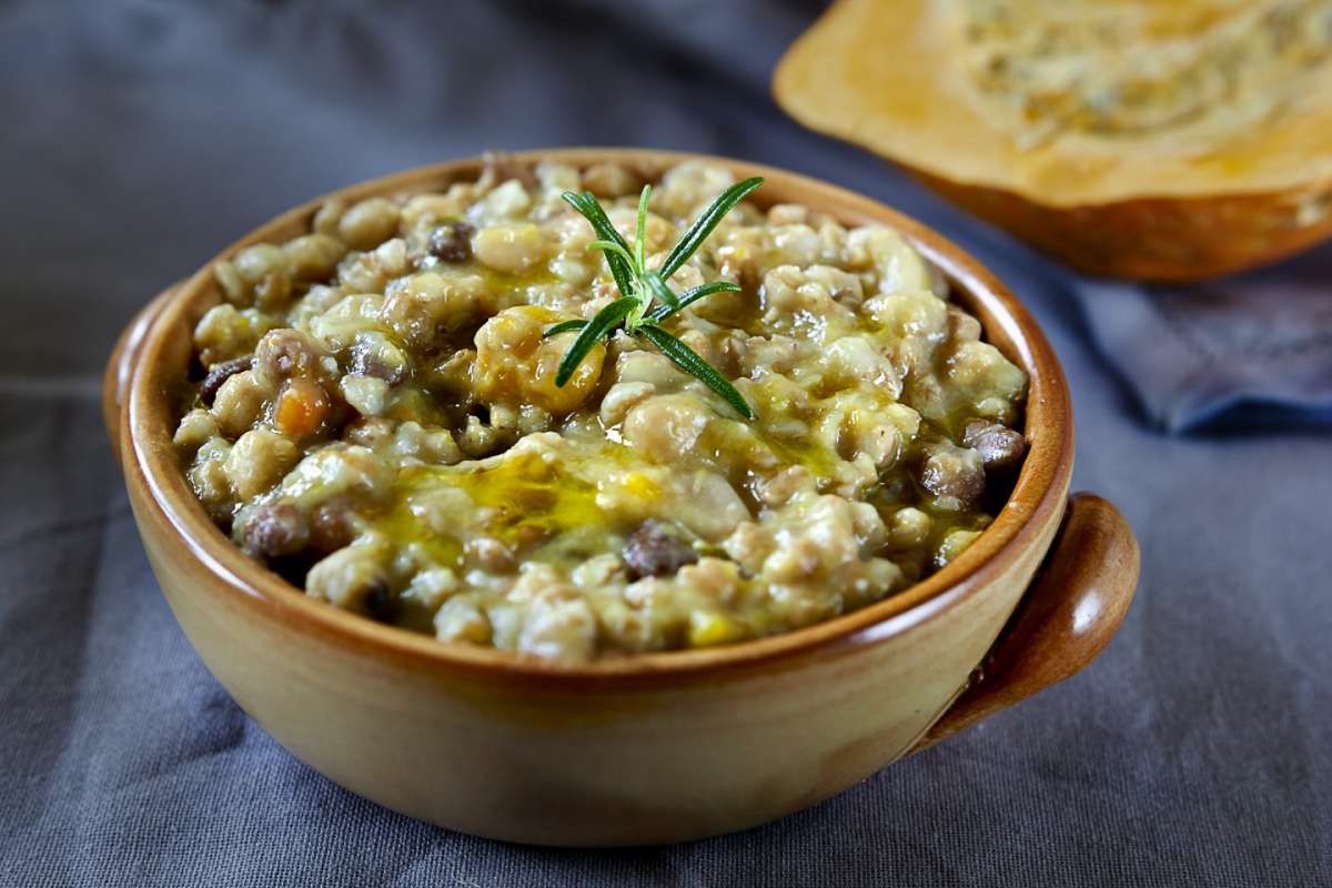 Zuppa di farro, legumi e zucca