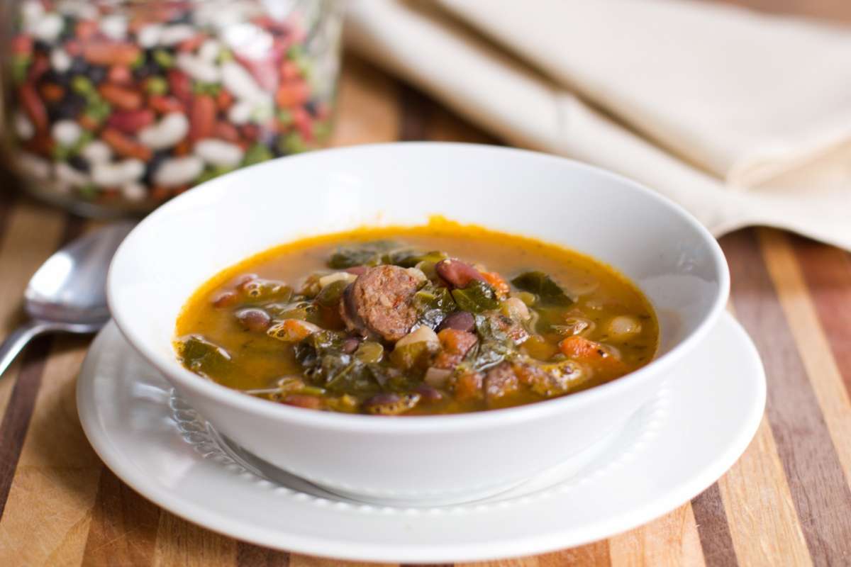 Zuppa di legumi, salsiccia e verdure