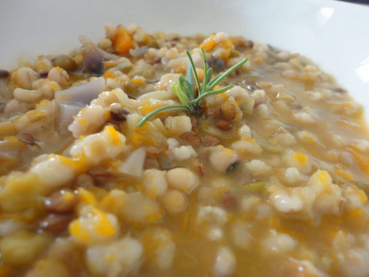 Zuppa di legumi, zucca e orzo