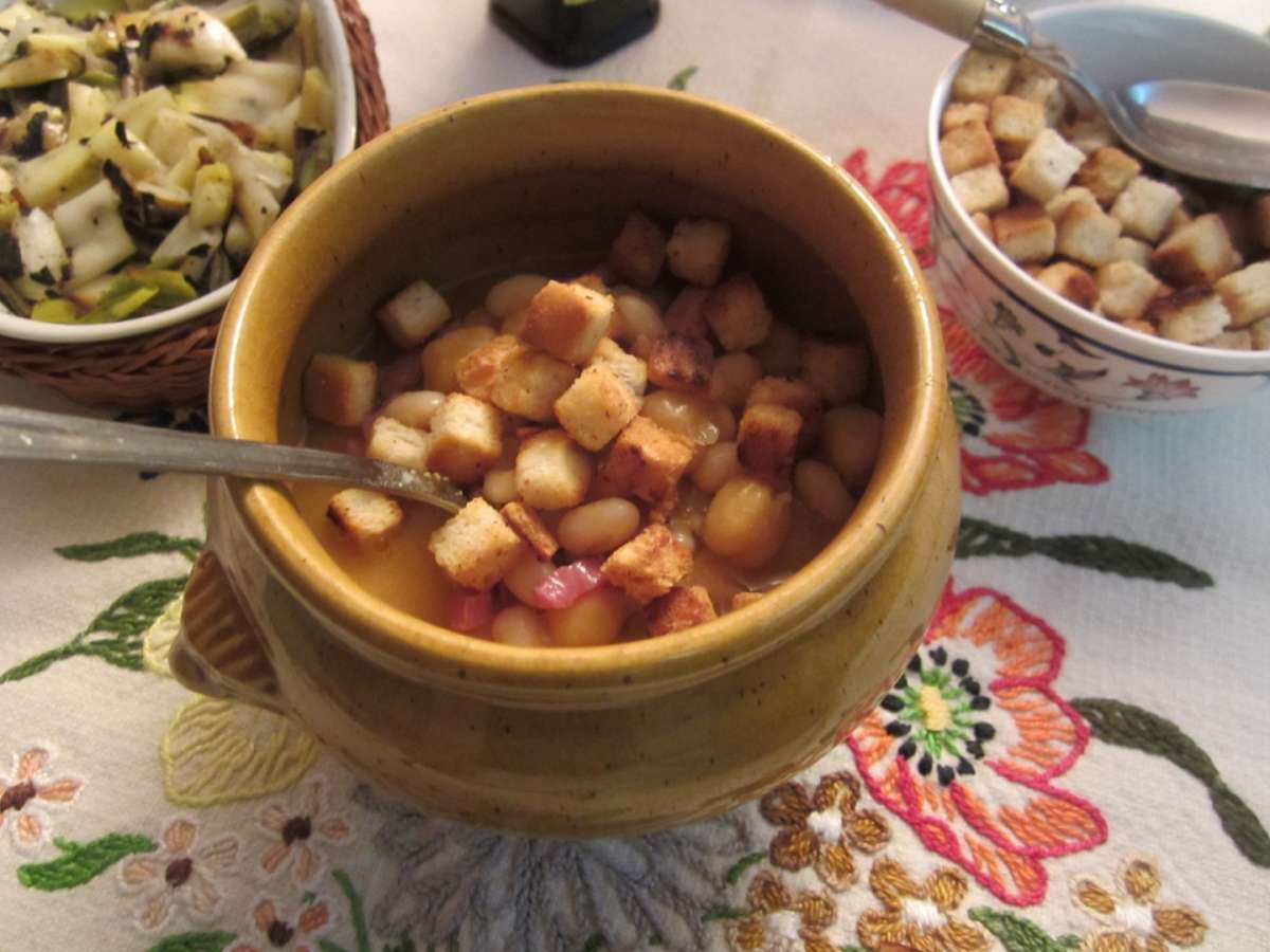 Zuppa di legumi con crostini di pane