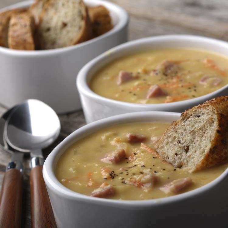 Zuppa di legumi con salsiccia