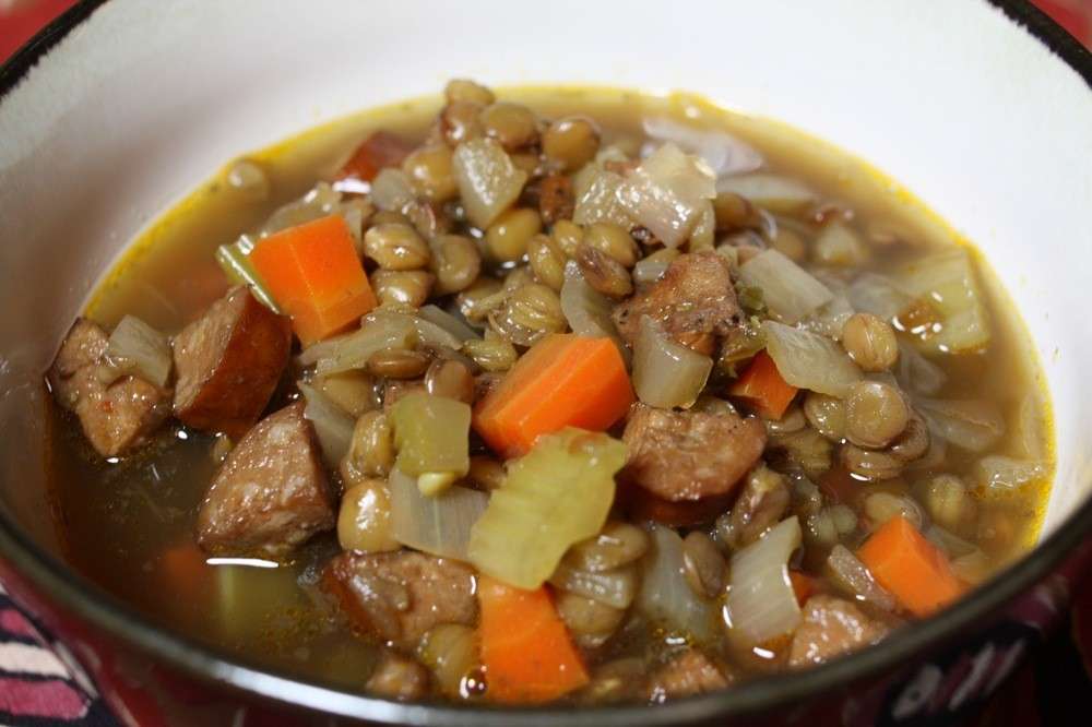 Zuppa di lenticchie, carne e cipolle