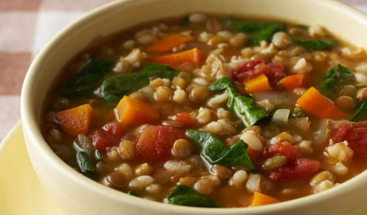 Zuppa di lenticchie, carote e spinaci