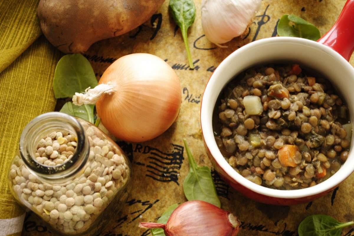 Zuppa di lenticchie, cipolle e carote