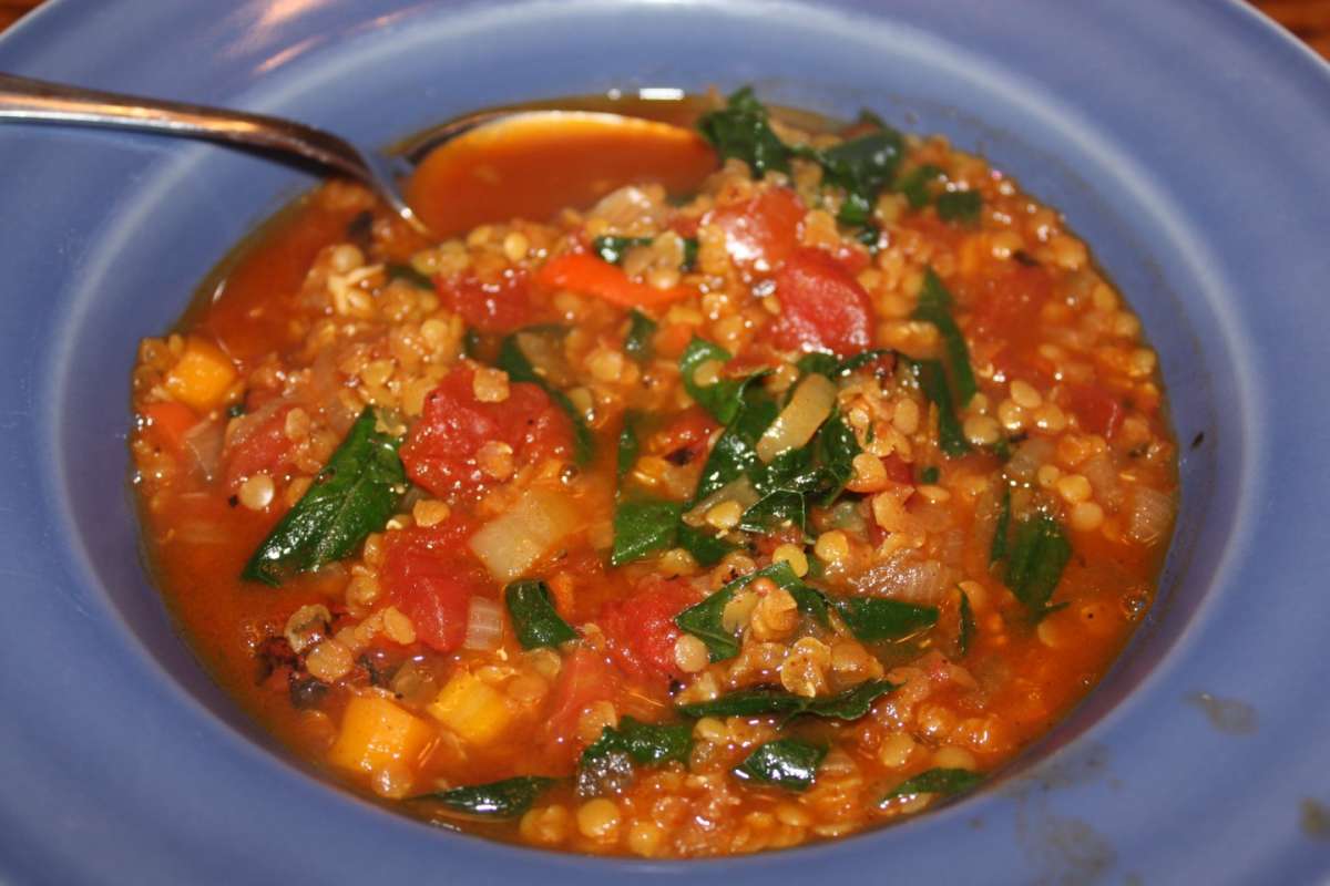 Zuppa di lenticchie rosse e spinaci