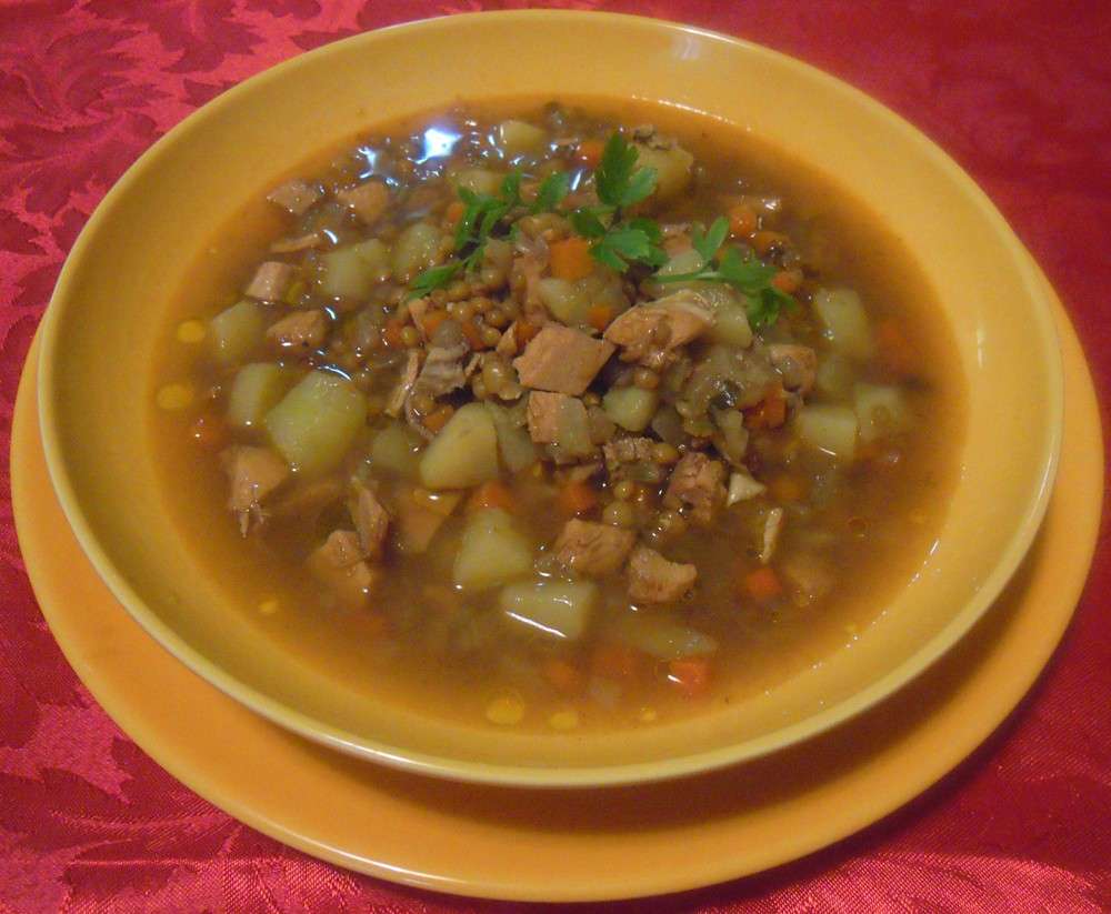 Zuppa di pollo, patate e lenticchie