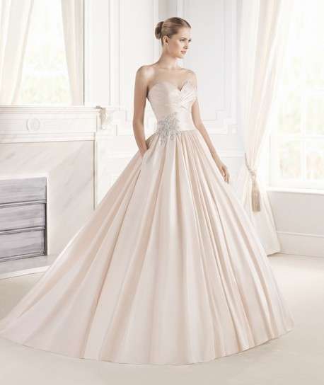 Abito da sposa rosa ampio