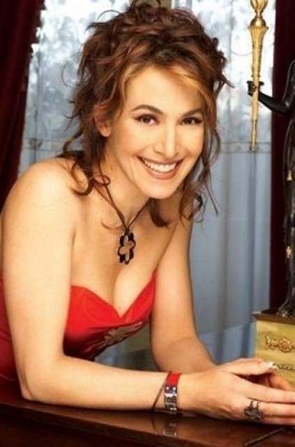 Abito rosso ed elegante per l'attrice
