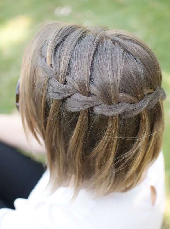 Capelli corti con treccia a cascata