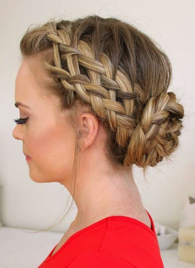 Capelli raccolti con chignon e trecce a cascata