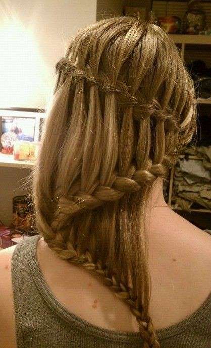 Capelli raccolti con trecce a cascata