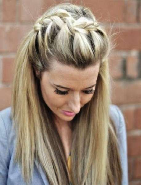 Capelli semiraccolti con treccia a cascata