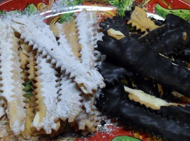 Chiacchiere classiche e al cioccolato fondente