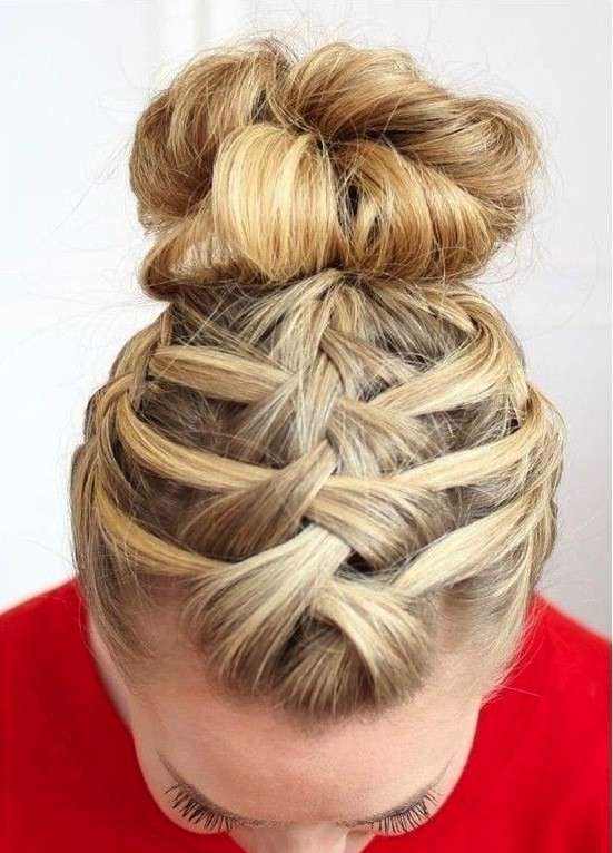 Chignon scomposto con treccia a cascata sulla nuca