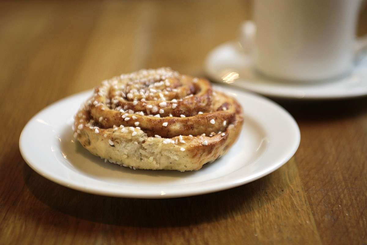 Colazione con cinnamon roll svedese