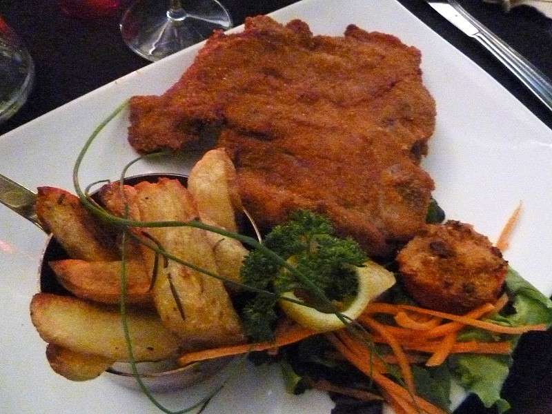 Cotoletta italiana fritta con verdure