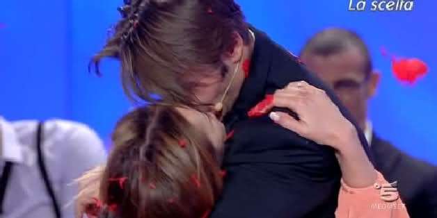 Francesco e Teresanna si baciano appassionatamente