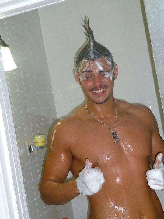 Francesco Monte sotto la doccia, una foto per i fan