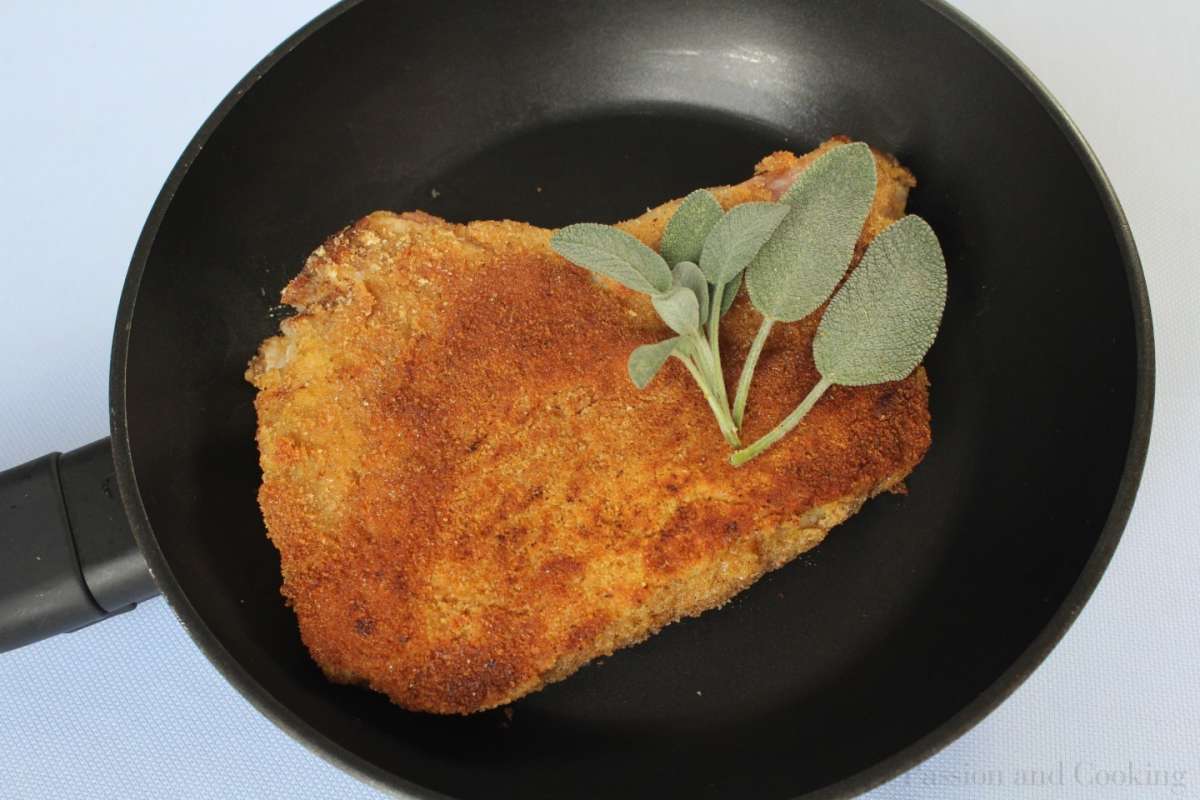 Frittura della cotoletta alla milanese