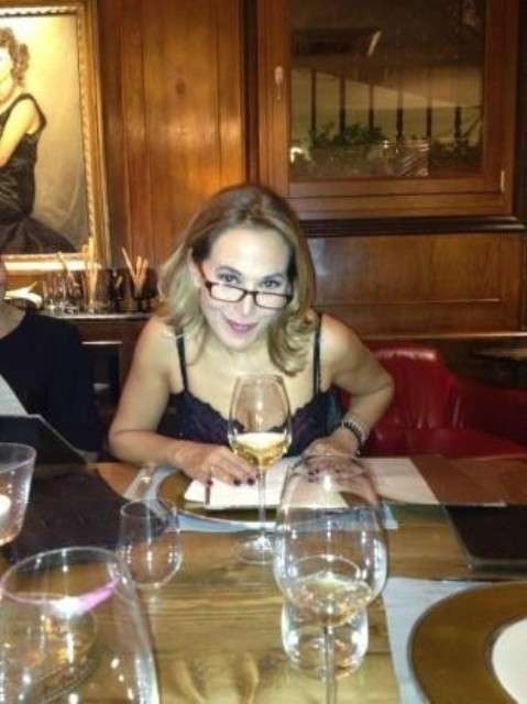 L'attrice e conduttrice tv con gli occhiali da vista