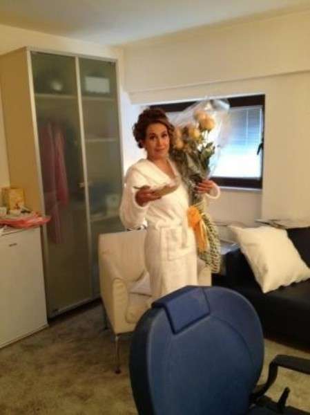 La conduttrice in accappatoio