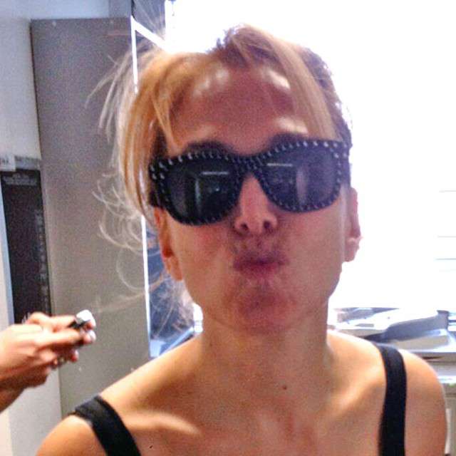 La presentatrice tv manda un bacio ai fan