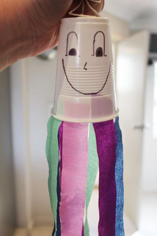 Lavoretto con bicchiere di plastica