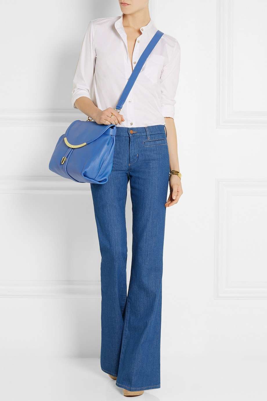 Look anni '70 con borsa blu