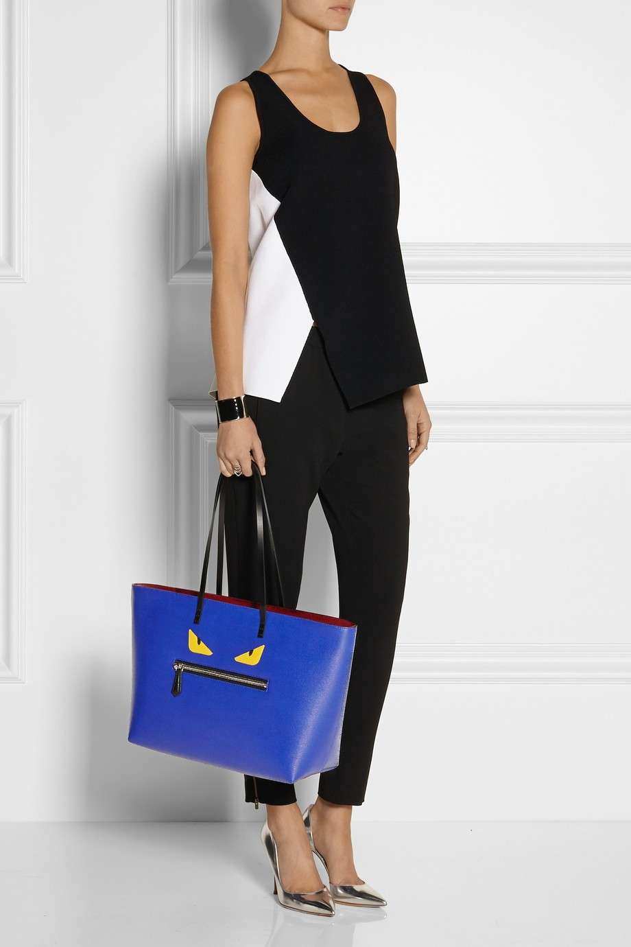 Look bicolor con borsa blu