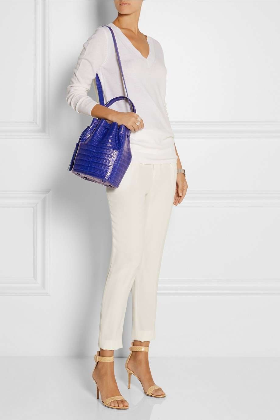 Outfit con borsa blu