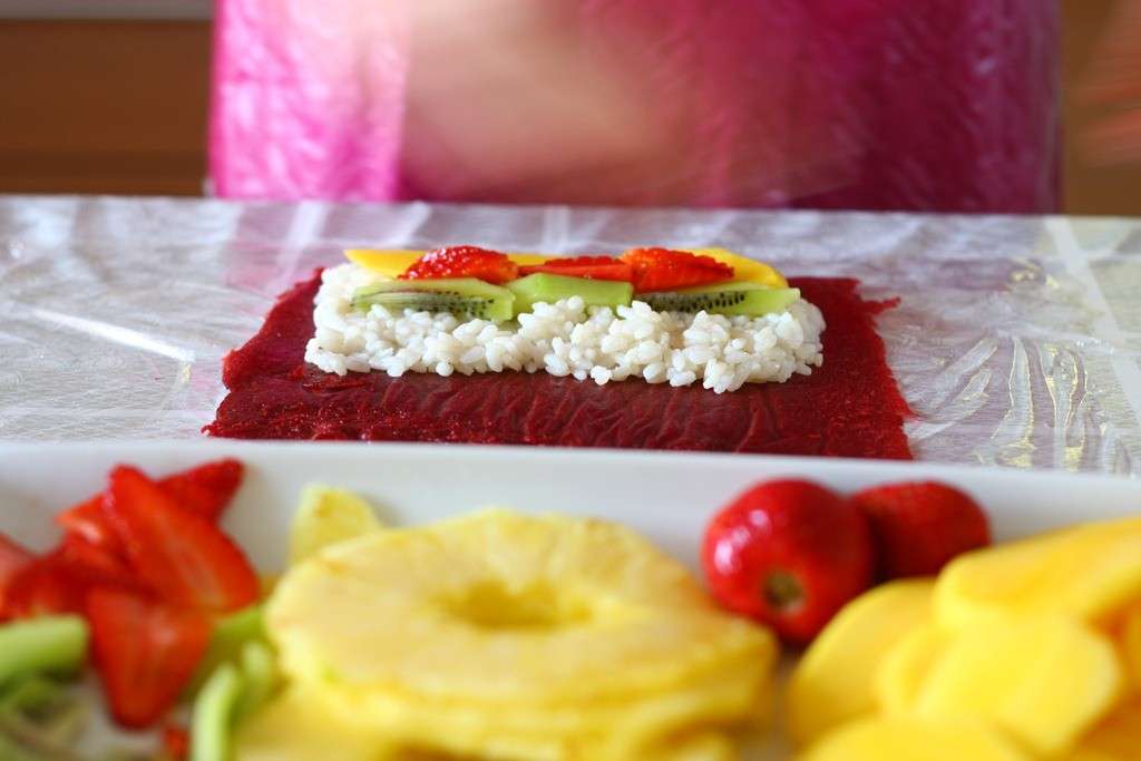 Preparazione sushi di frutta