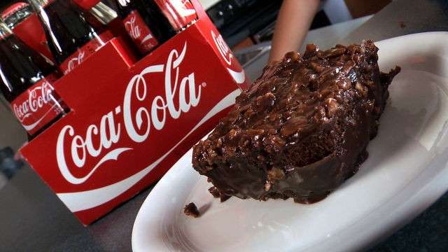 Ricetta torta alla Coca Cola e nocciole