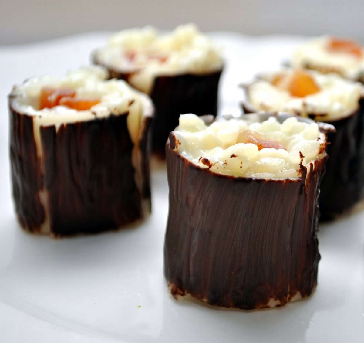Sushi al cioccolato, frutta e riso