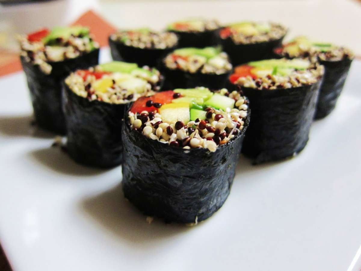 Sushi con avocado e frutta fresca