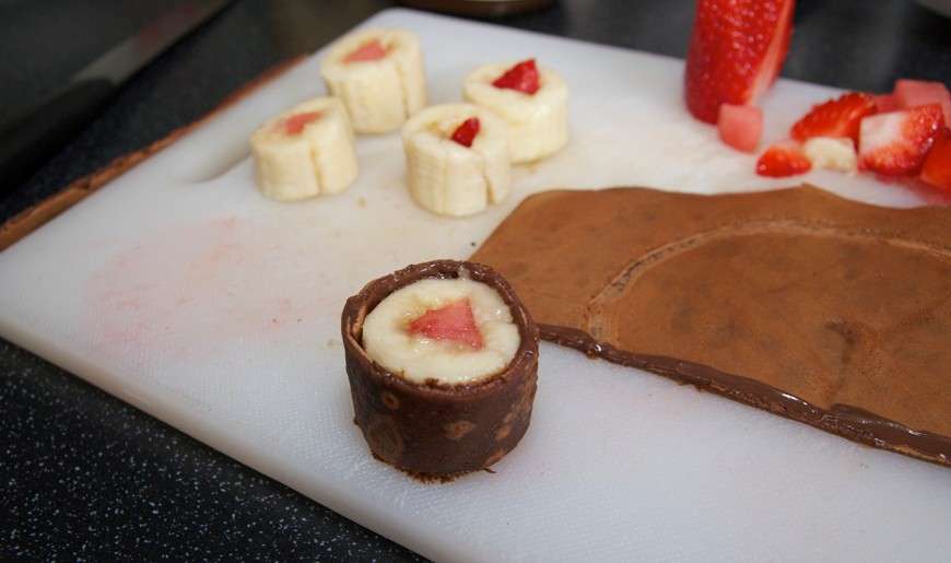 Sushi con cioccolato, banane e fragole