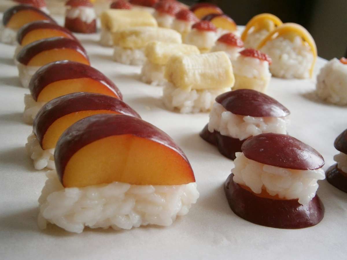 Sushi con frutta fresca