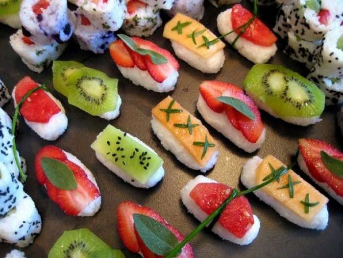 Sushi con frutta